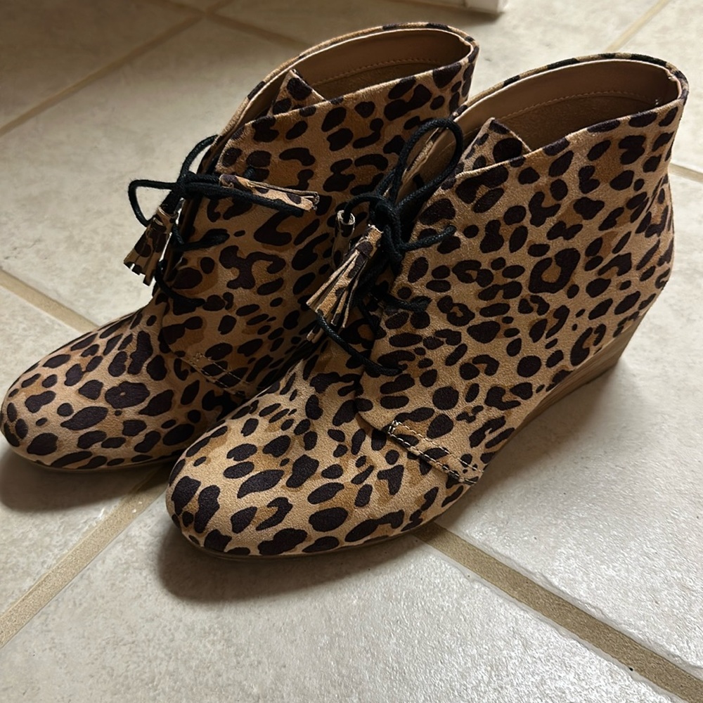 Dr.sholls leopard wedge bootie size 8